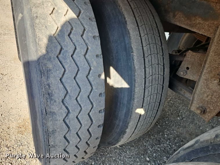 image for item EB8293 2002 Manac dry van trailer