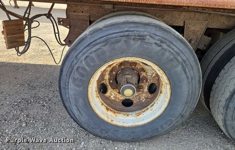 image for item EB8293 2002 Manac dry van trailer