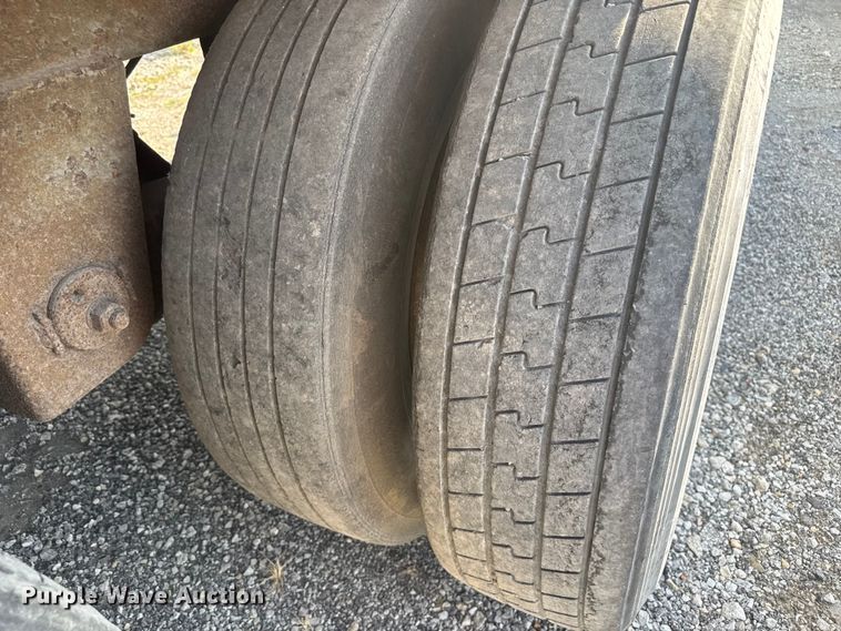 image for item EB8297 2000 Pines dry van trailer