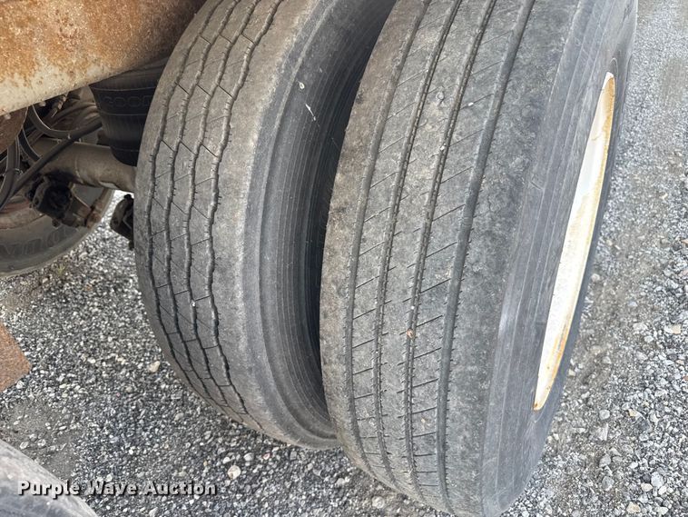 image for item EB8297 2000 Pines dry van trailer