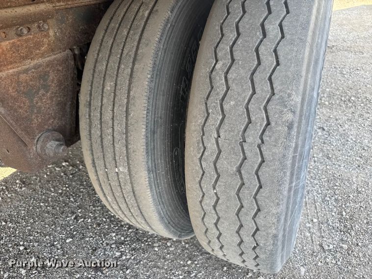 image for item EB8300 2000 Wabash dry van trailer