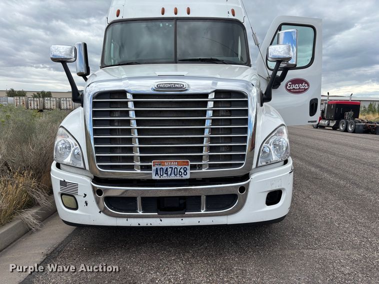 image for item EC1042 2016 Freightliner Cascadia 125 semi truck