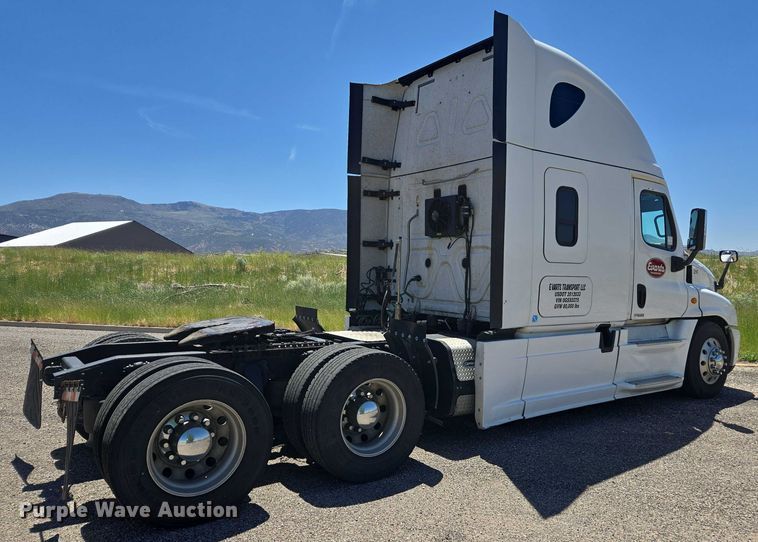 image for item EC1042 2016 Freightliner Cascadia 125 semi truck