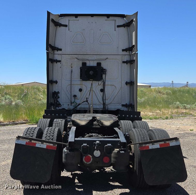 image for item EC1042 2016 Freightliner Cascadia 125 semi truck