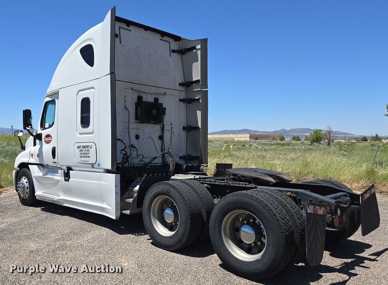image for item EC1042 2016 Freightliner Cascadia 125 semi truck