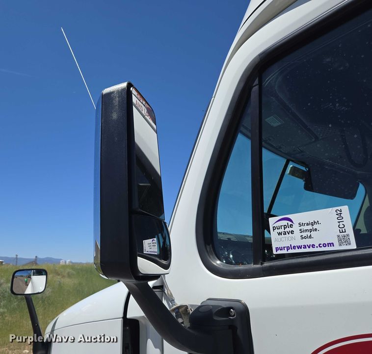 image for item EC1042 2016 Freightliner Cascadia 125 semi truck