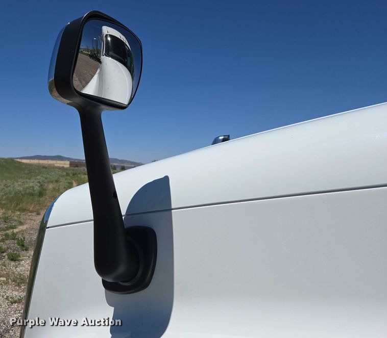 image for item EC1042 2016 Freightliner Cascadia 125 semi truck