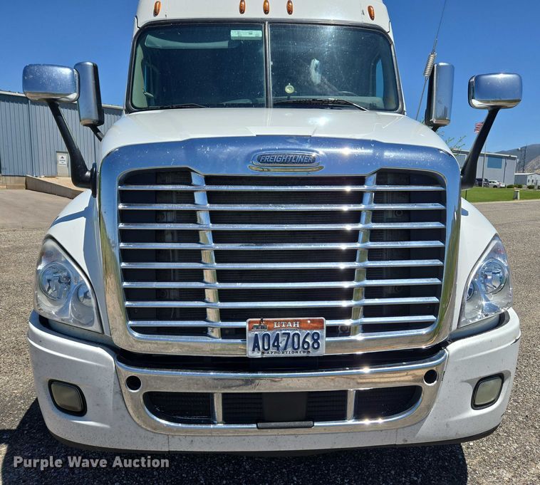 image for item EC1042 2016 Freightliner Cascadia 125 semi truck