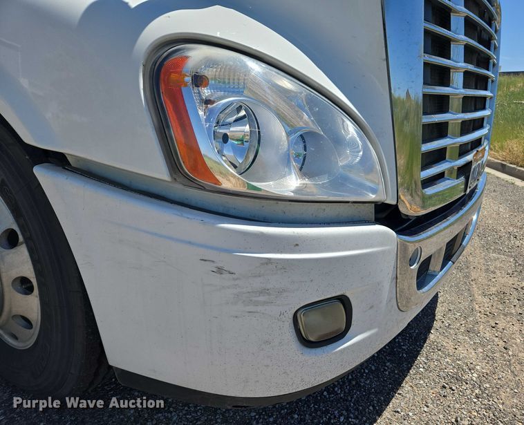 image for item EC1042 2016 Freightliner Cascadia 125 semi truck