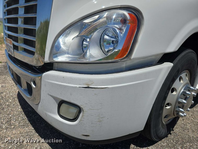 image for item EC1042 2016 Freightliner Cascadia 125 semi truck