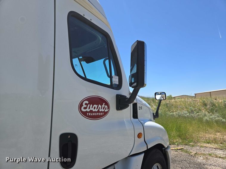 image for item EC1042 2016 Freightliner Cascadia 125 semi truck