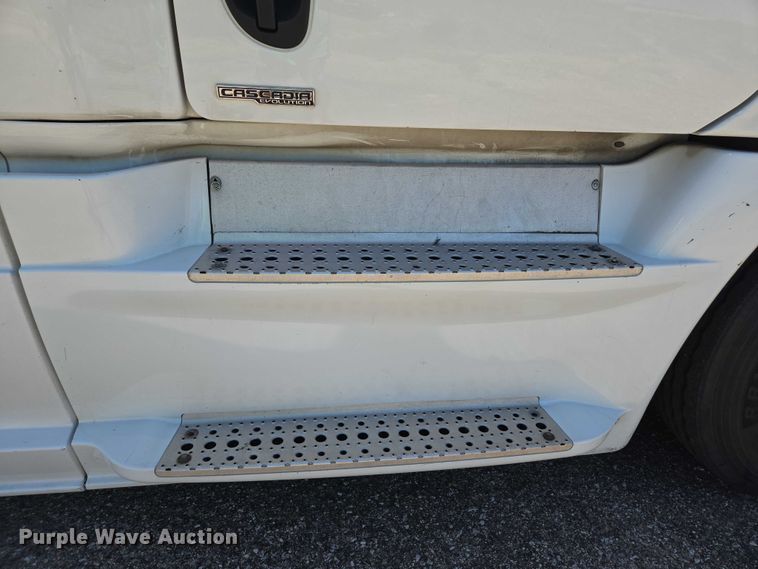 image for item EC1042 2016 Freightliner Cascadia 125 semi truck