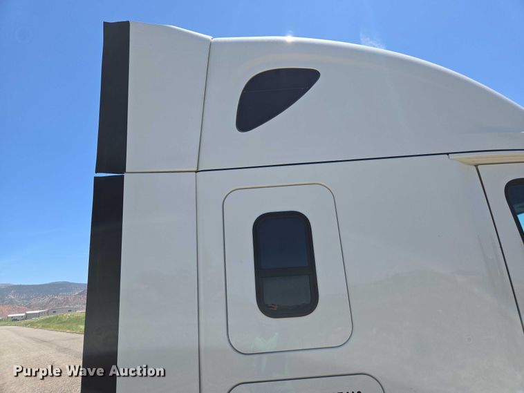 image for item EC1042 2016 Freightliner Cascadia 125 semi truck