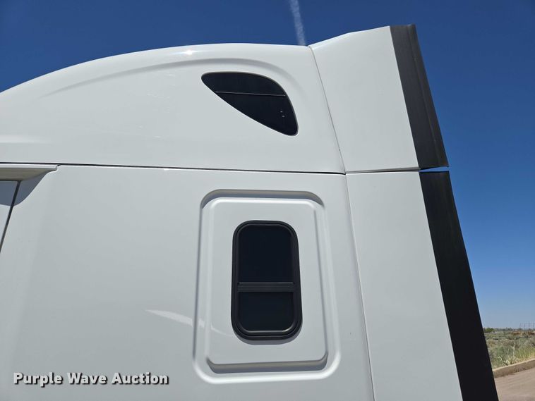 image for item EC1042 2016 Freightliner Cascadia 125 semi truck