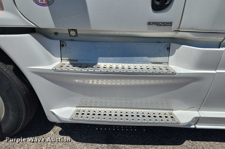 image for item EC1042 2016 Freightliner Cascadia 125 semi truck