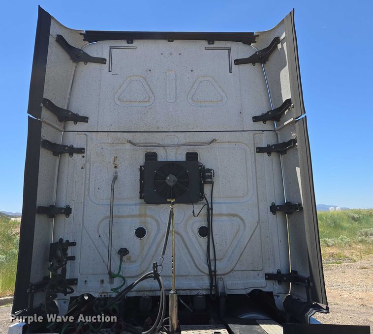 image for item EC1042 2016 Freightliner Cascadia 125 semi truck