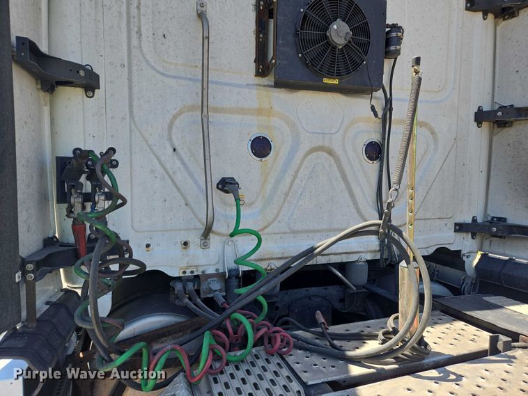 image for item EC1042 2016 Freightliner Cascadia 125 semi truck