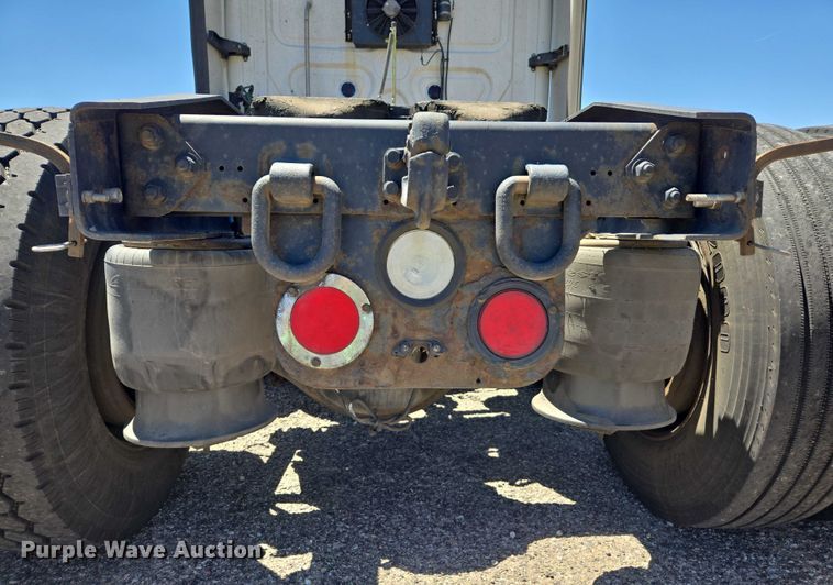 image for item EC1042 2016 Freightliner Cascadia 125 semi truck