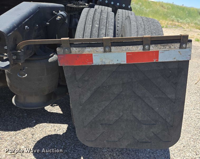 image for item EC1042 2016 Freightliner Cascadia 125 semi truck