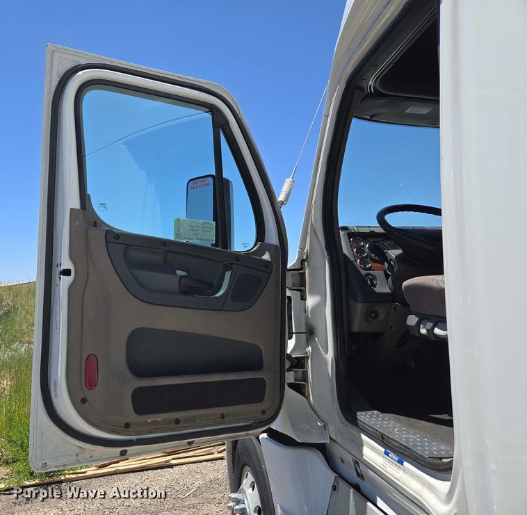 image for item EC1042 2016 Freightliner Cascadia 125 semi truck