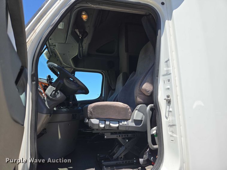 image for item EC1042 2016 Freightliner Cascadia 125 semi truck