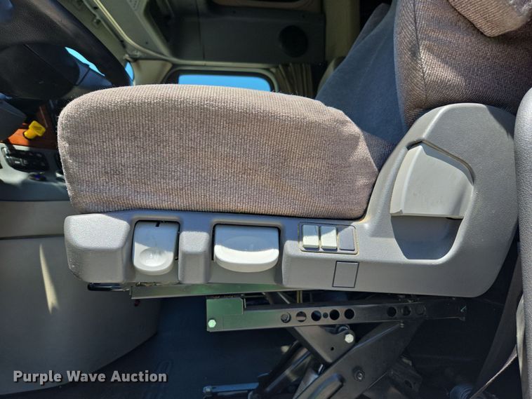 image for item EC1042 2016 Freightliner Cascadia 125 semi truck