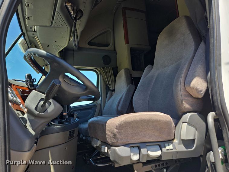 image for item EC1042 2016 Freightliner Cascadia 125 semi truck