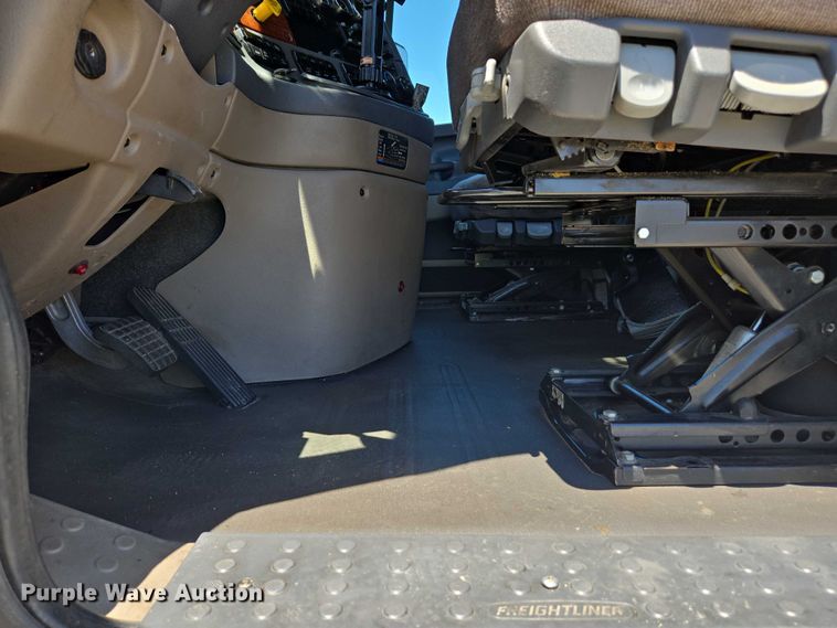 image for item EC1042 2016 Freightliner Cascadia 125 semi truck