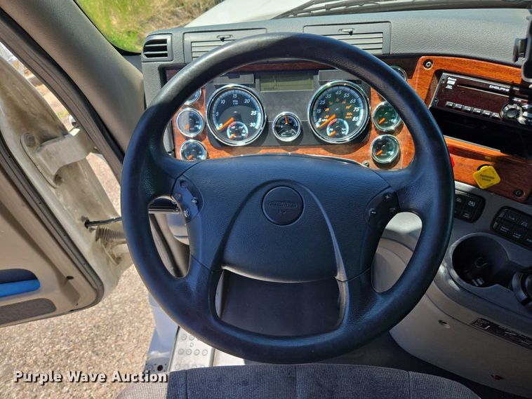 image for item EC1042 2016 Freightliner Cascadia 125 semi truck