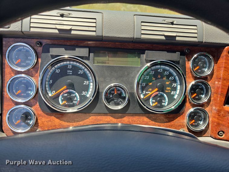 image for item EC1042 2016 Freightliner Cascadia 125 semi truck