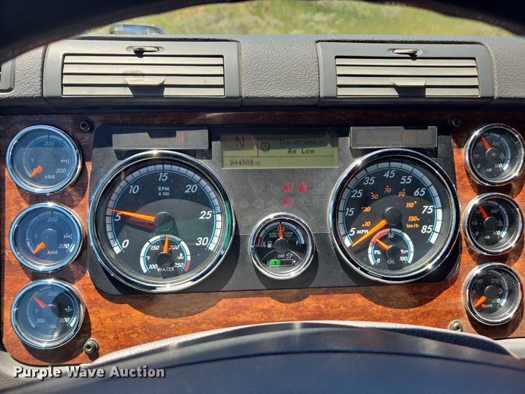 image for item EC1042 2016 Freightliner Cascadia 125 semi truck