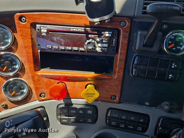 image for item EC1042 2016 Freightliner Cascadia 125 semi truck