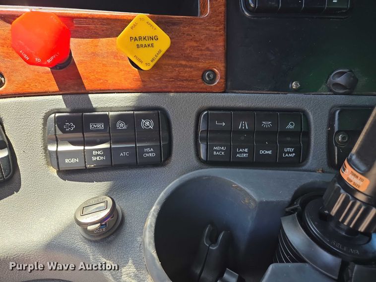 image for item EC1042 2016 Freightliner Cascadia 125 semi truck