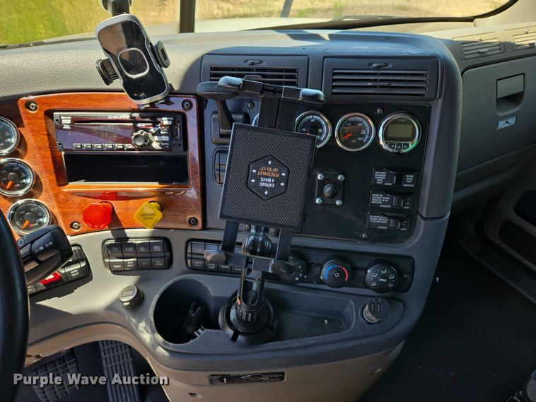 image for item EC1042 2016 Freightliner Cascadia 125 semi truck