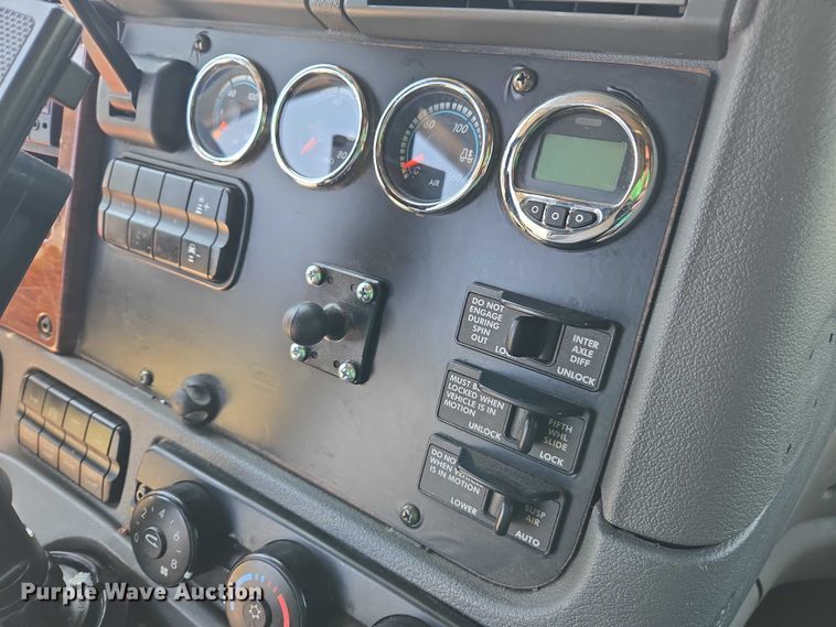 image for item EC1042 2016 Freightliner Cascadia 125 semi truck