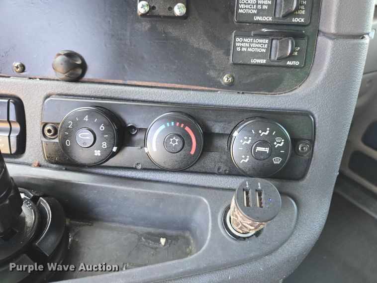 image for item EC1042 2016 Freightliner Cascadia 125 semi truck