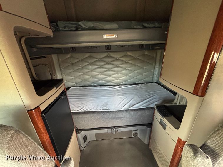 image for item EC1042 2016 Freightliner Cascadia 125 semi truck