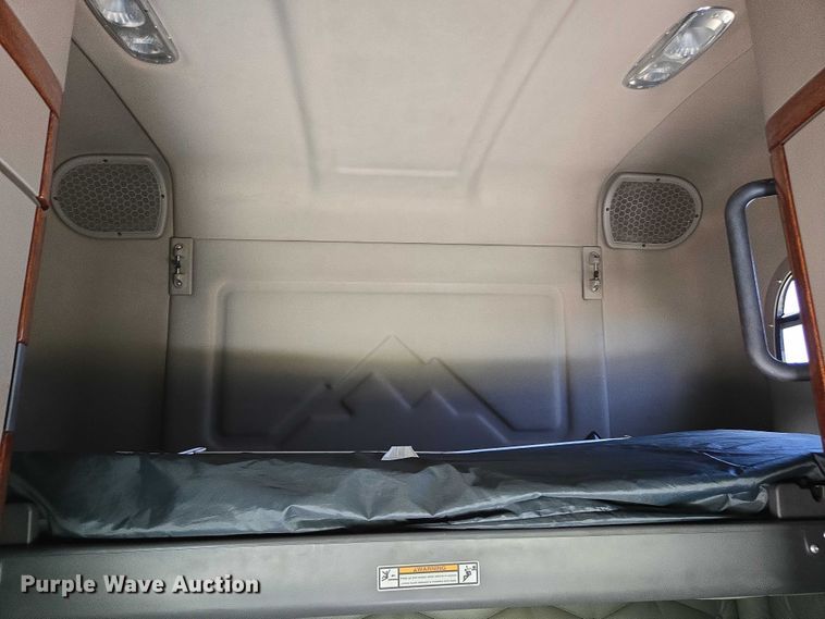 image for item EC1042 2016 Freightliner Cascadia 125 semi truck