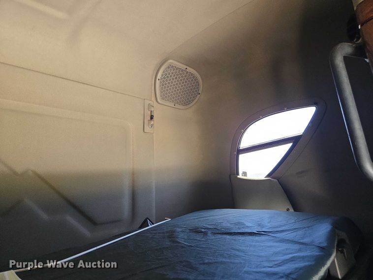 image for item EC1042 2016 Freightliner Cascadia 125 semi truck