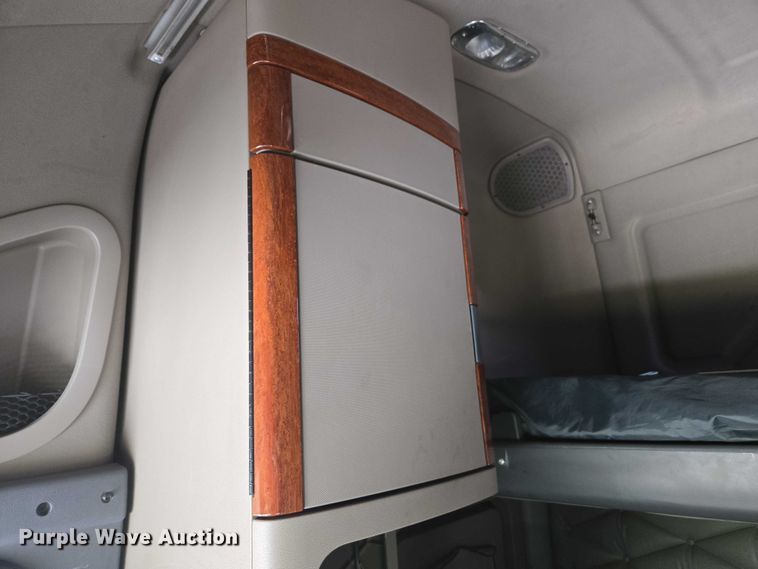 image for item EC1042 2016 Freightliner Cascadia 125 semi truck