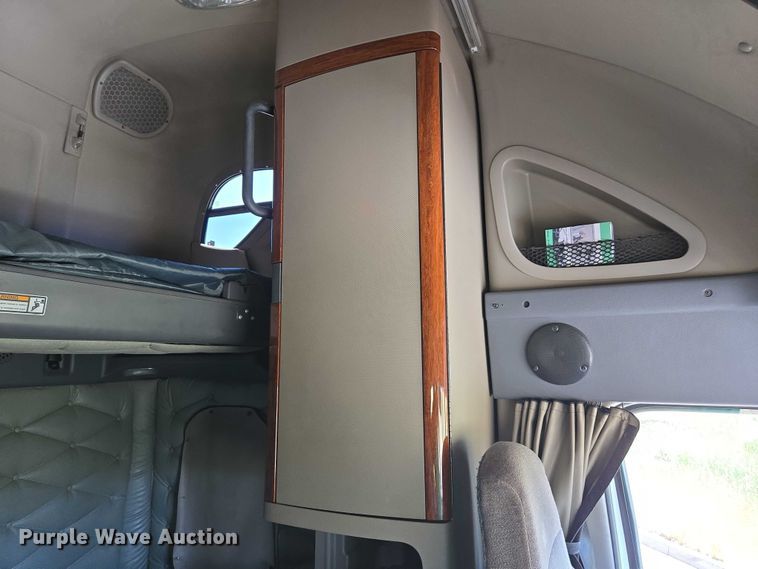 image for item EC1042 2016 Freightliner Cascadia 125 semi truck