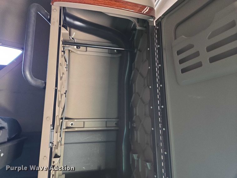 image for item EC1042 2016 Freightliner Cascadia 125 semi truck