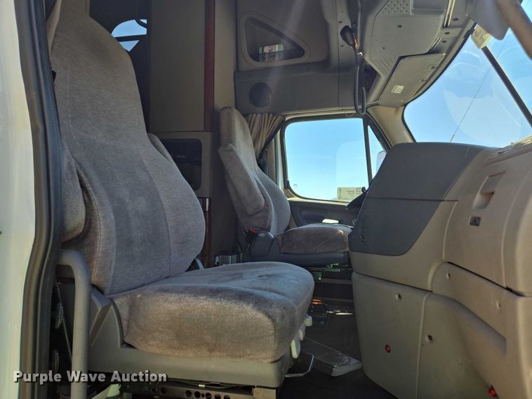 image for item EC1042 2016 Freightliner Cascadia 125 semi truck