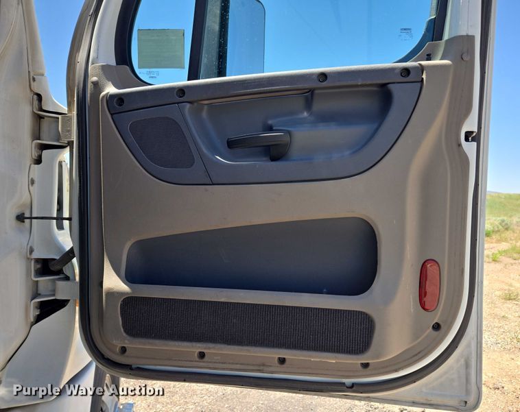 image for item EC1042 2016 Freightliner Cascadia 125 semi truck