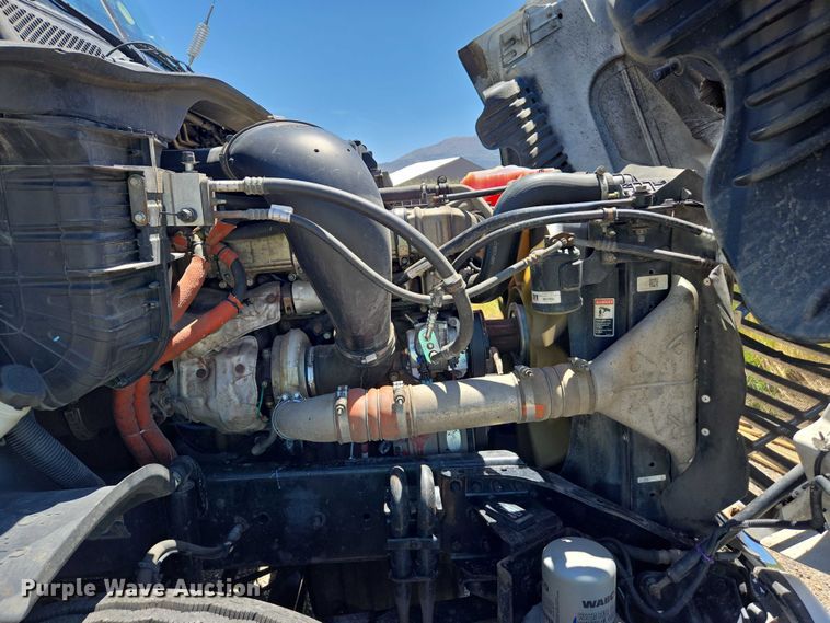 image for item EC1042 2016 Freightliner Cascadia 125 semi truck