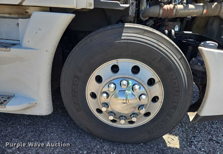 image for item EC1042 2016 Freightliner Cascadia 125 semi truck