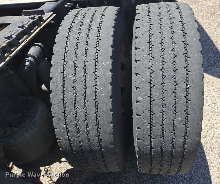 image for item EC1042 2016 Freightliner Cascadia 125 semi truck