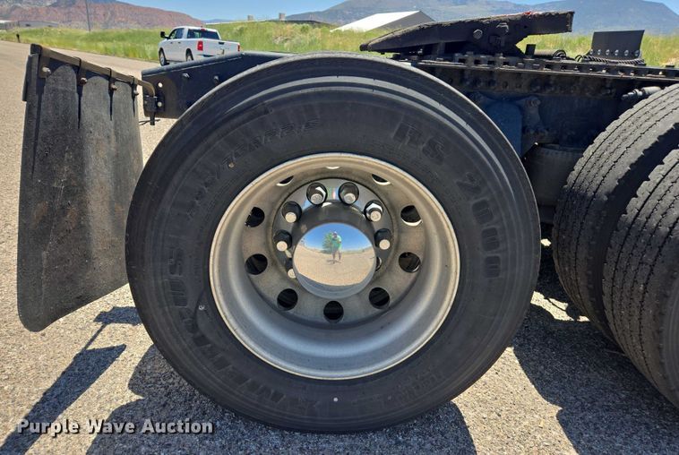 image for item EC1042 2016 Freightliner Cascadia 125 semi truck