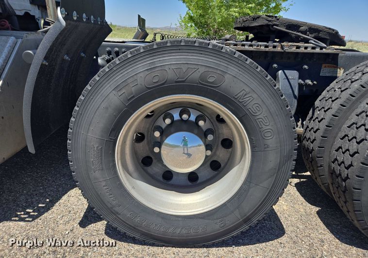 image for item EC1042 2016 Freightliner Cascadia 125 semi truck