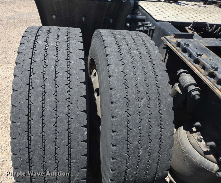 image for item EC1042 2016 Freightliner Cascadia 125 semi truck